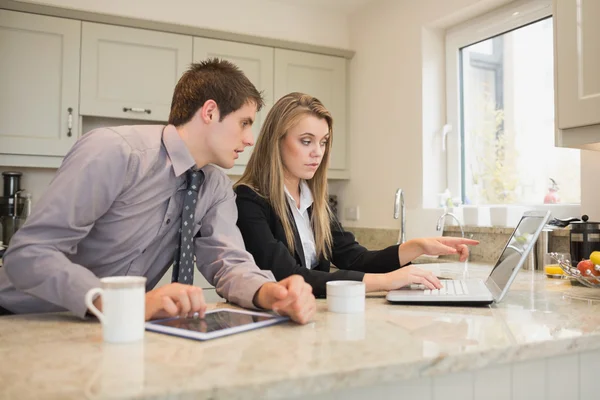 Woman showing her husband something on the laptop — Stock Photo, Image