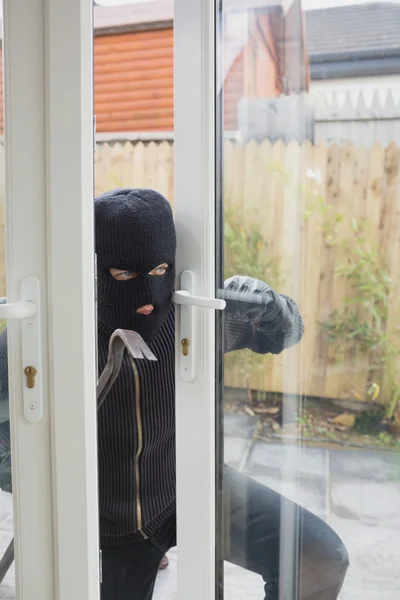 Ladrão abrindo a porta do terraço — Fotografia de Stock