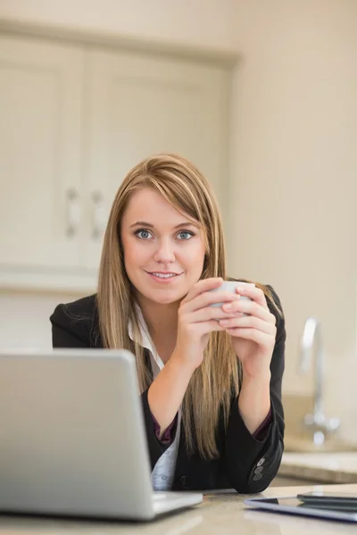Smiling woman with laptop — Stock Photo, Image