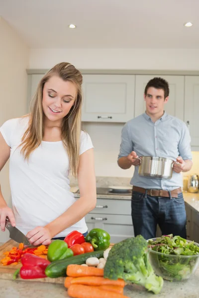 Ungt par förbereder middag — Stockfoto