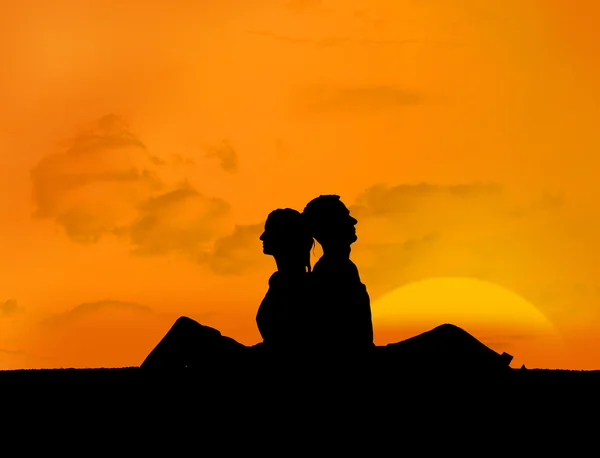 Silhouette de couple relaxant sous un coucher de soleil — Photo