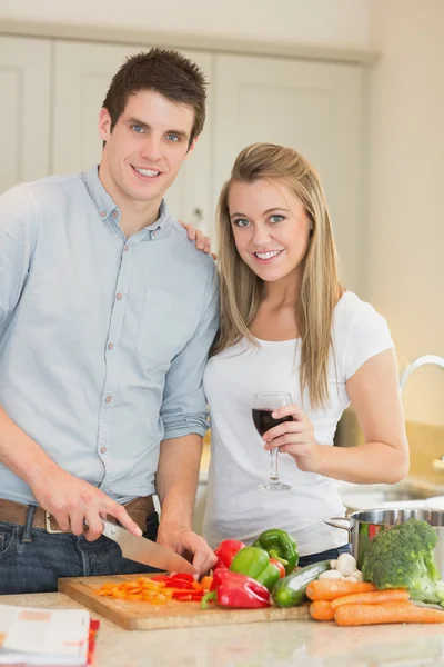Sonriente pareja preparando la cena — Foto de Stock