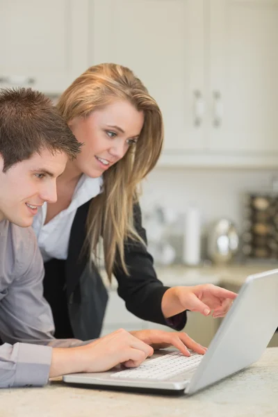 Paar kijken naar laptop — Stockfoto