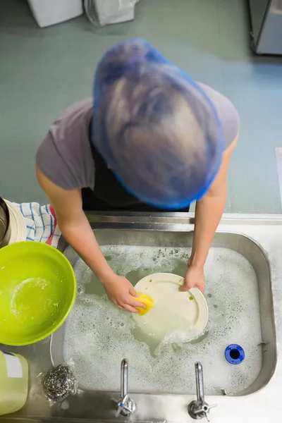 Vista aérea de la mujer lavando los platos —  Fotos de Stock