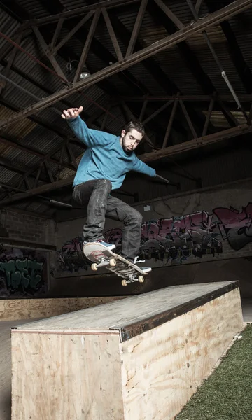 Skater fazendo ollie down hubba ledge — Fotografia de Stock