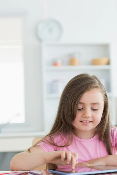 Kleines Mädchen mit Tablet — Stockfoto