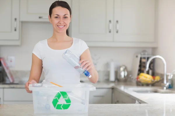 Donna gettando bottiglia nel cestino del riciclaggio — Foto Stock