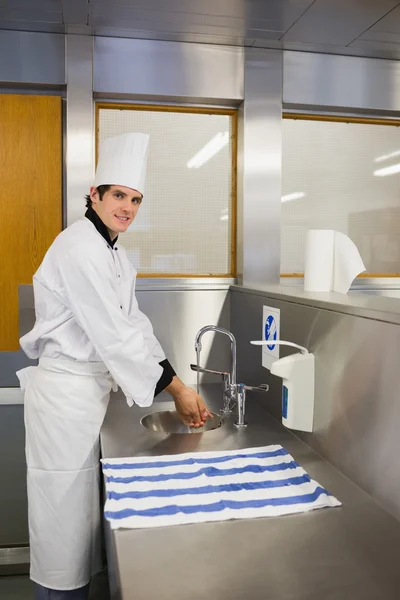 Chef sorridente che si lava le mani — Foto Stock