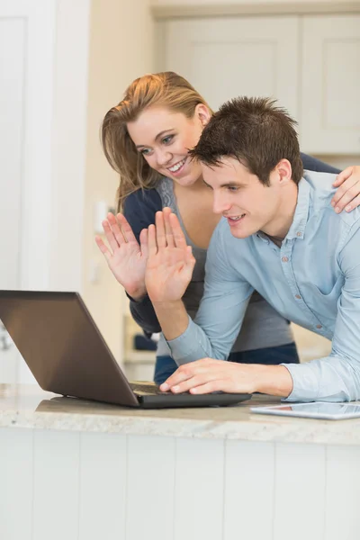 Uomo e donna utilizzare la webcam — Foto Stock