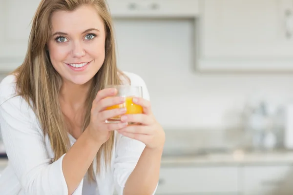 Mujer sosteniendo un jugo de naranja — Foto de Stock