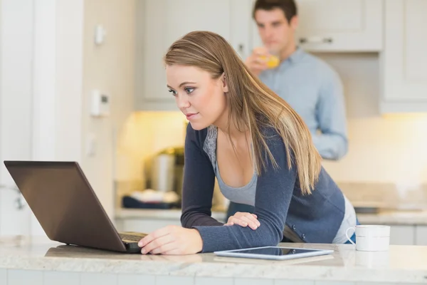 Jovem mulher usando laptop — Fotografia de Stock