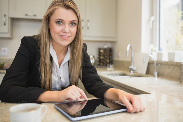 Kvinna som pekar på hennes TabletPC — Stockfoto