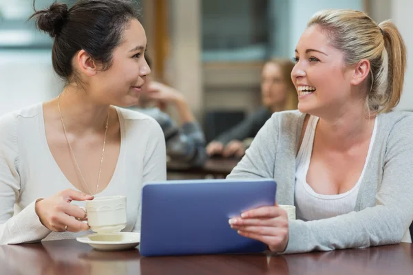 Два студента общаются в кафе — стоковое фото