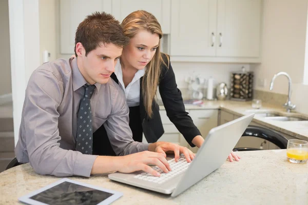 Paar kijken iets op de laptop — Stockfoto