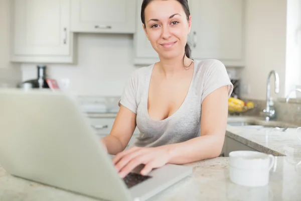 Leende kvinna med laptop — Stockfoto