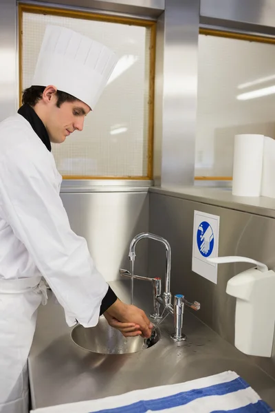 Chef concentré se lavant les mains — Photo