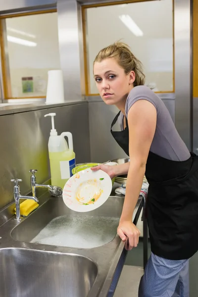 Женщина моет посуду — стоковое фото