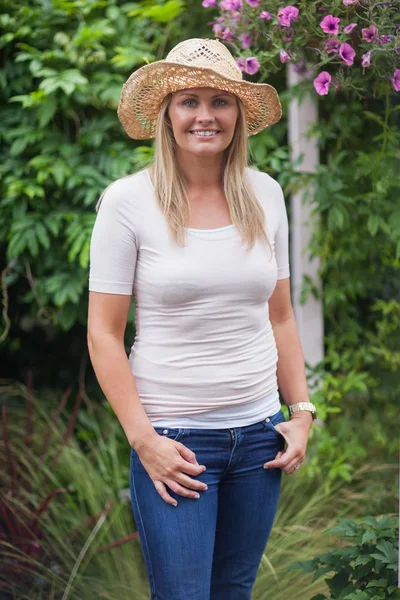 Mujer con sombrero en el jardín — Foto de Stock