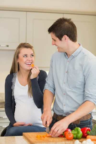 Adam hamile eşi için sebze hazırlama — Stok fotoğraf