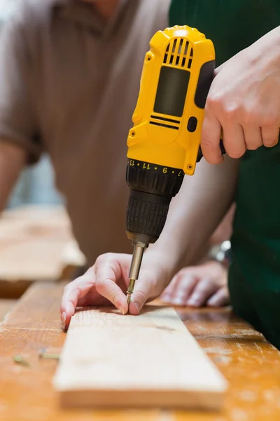 Perforar un agujero en una tabla de madera — Foto de Stock