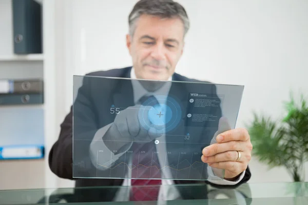 Hombre feliz señalando en su pantalla virtual —  Fotos de Stock