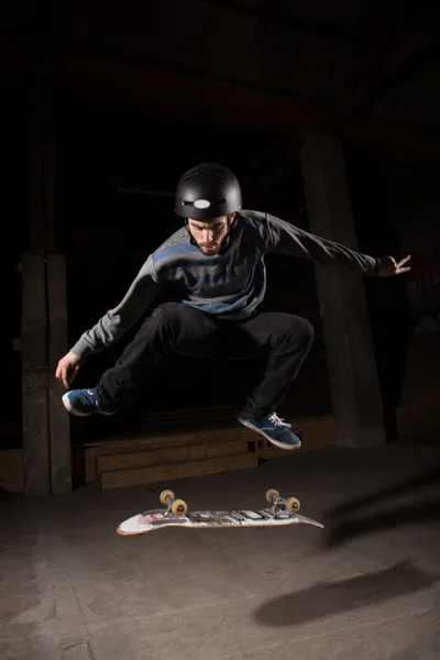 Skater göra kickflip trick — Stockfoto