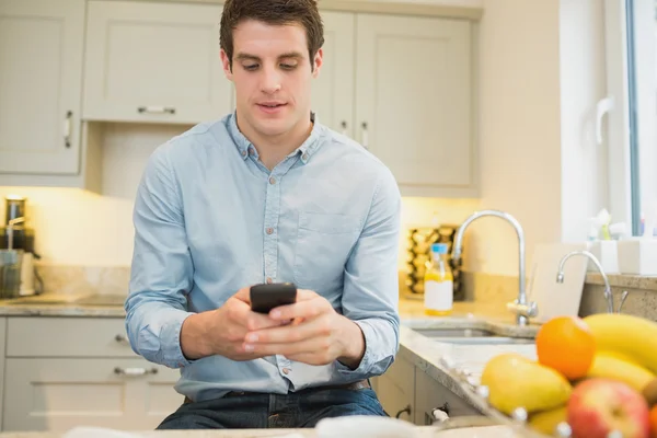 Man texting messages — Stock Photo, Image