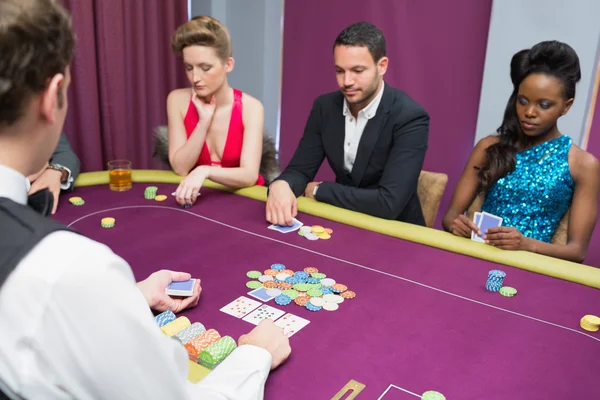 Hombre y dos mujeres jugando al poker —  Fotos de Stock