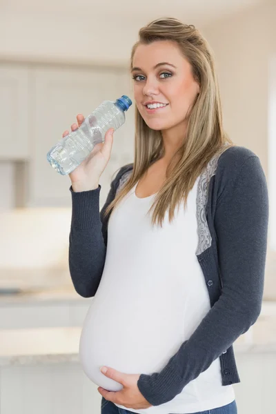 Zwangere vrouw met water — Stockfoto