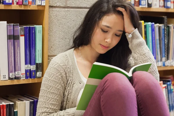 Estudiante estresado leyendo un libro —  Fotos de Stock