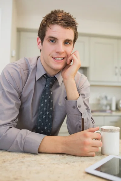 Человек пьет кофе по утрам — стоковое фото