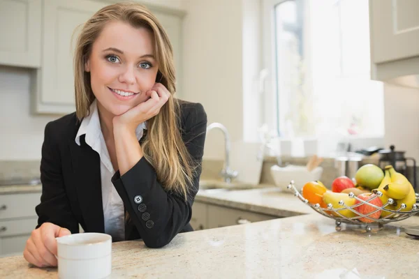 Kvinna dricker kaffe på counter — Stockfoto