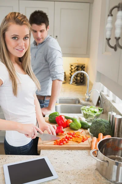 Paar in de keuken met tablet pc — Stockfoto