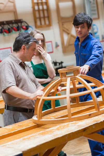 Clase de carpintería hablando de una estructura —  Fotos de Stock