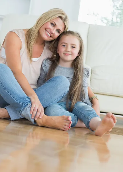 Smiling mother and daughter embracing — Stock Photo, Image