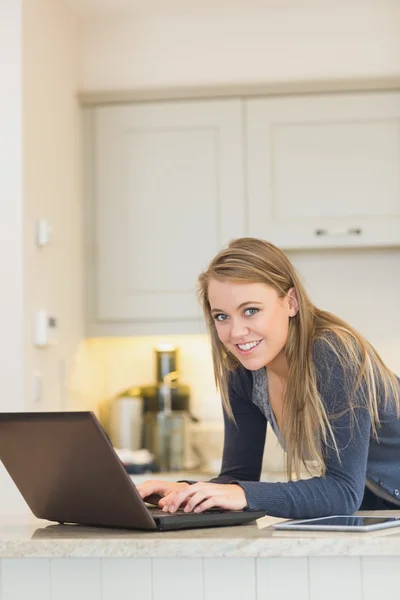 Woman having fun at the laptop — Stock Photo, Image