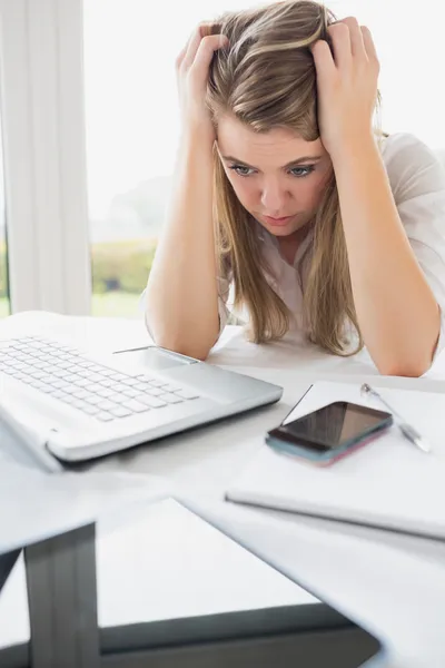 Besorgte Geschäftsfrau — Stockfoto