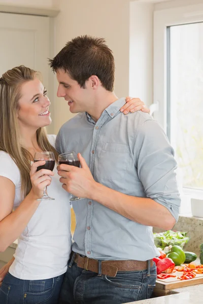 Pareja bebiendo vino y mirándose a los ojos — Foto de Stock