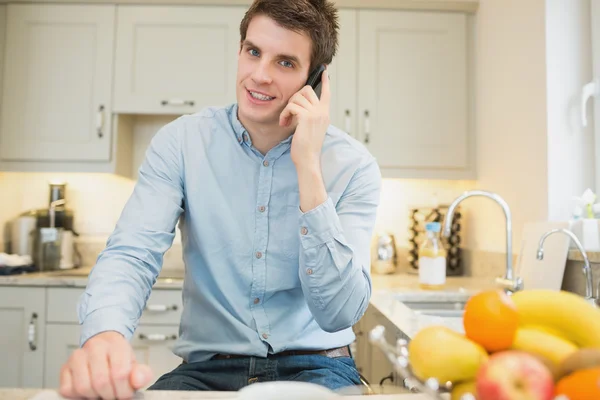 Mann ruft in die Küche — Stockfoto