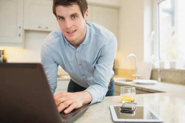 Man using laptop wirth smartphone and tablet — Stock Photo, Image