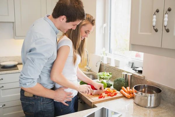 Homem falando com mulher enquanto cozinha — Fotografia de Stock