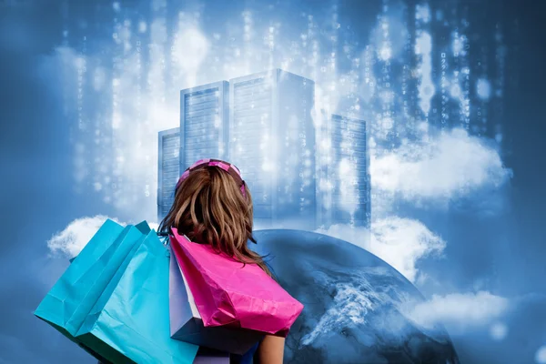 Meisje met shopping tassen kijken naar gegevensserver bovenop aarde — Stockfoto