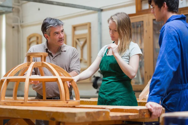 Profesor enseñando una clase de carpintería — Foto de Stock