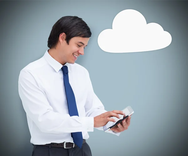 Бизнесмен использует планшетный компьютер с символом облачных вычислений — стоковое фото