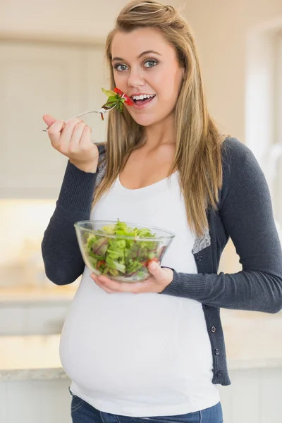 Mulher grávida comendo tigela de salada fresca — Fotografia de Stock