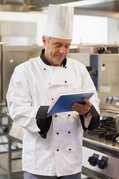 Chef-kok met zijn digitale Tablet PC — Stockfoto