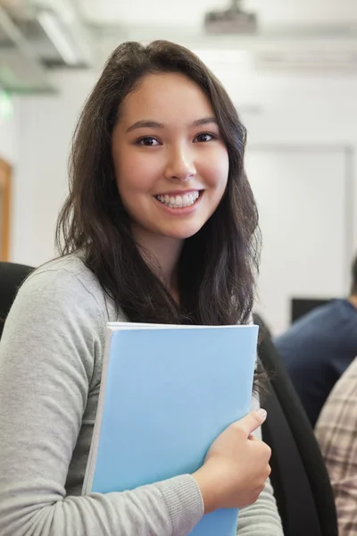 Student in a computer room holding a folder — Stock Photo, Image