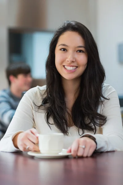 Ler student i ett kafé — Stockfoto