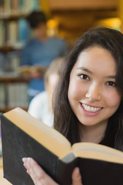 Student in library reading book — Stock Photo, Image