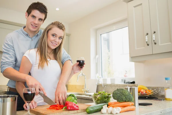 Pareja cocina y beber vino —  Fotos de Stock